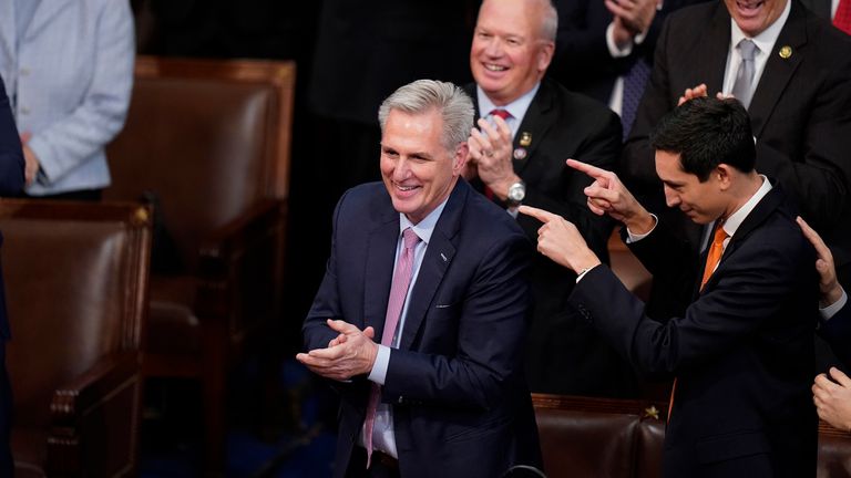 加利福尼亚州众议员凯文·麦卡锡（Kevin McCarthy）在众议院赢得第 15 次投票后微笑着，因为众议院进入第五天，试图选举议长并在 2023 年 1 月 7 日星期六早些时候在华盛顿召开第 118 届国会。（美联社照片/亚历克斯布兰登）