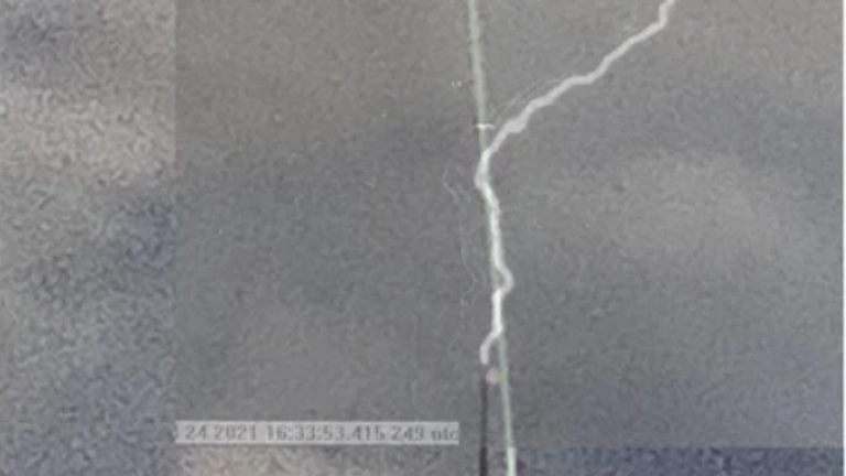 Instantaneu înregistrat de o cameră de mare viteză la Schwaegalp, care arată fulgerul „deviat”  de un laser.  Imagine: Fotonica naturii