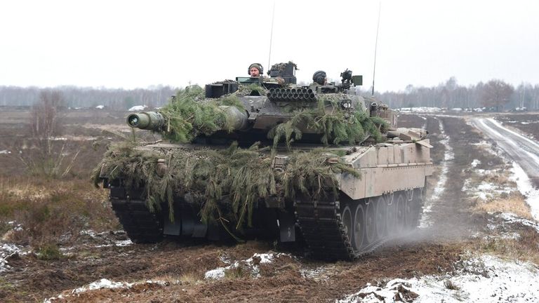 2. Bölük Leopard 2A6 Ana Muharebe Tankı, 393. Zırh Taburu, 16 Ocak 2016'da Alman Ordusu Muharebe Eğitim Merkezinde bir kuvvet üzerine kuvvet eğitim tatbikatı sırasında. Fotoğraf: Ralph Zwilling/picture-alliance/dpa/AP