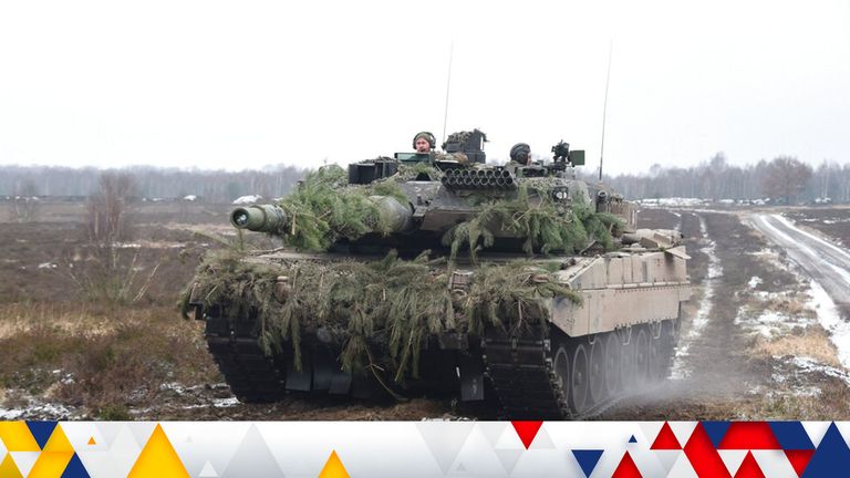 2016年1月16日，第393装甲营第2连豹2A6主战坦克在德国陆军作战训练中心进行部队训练演习。摄影：Ralph Zwilling/picture-alliance/dpa/AP Images