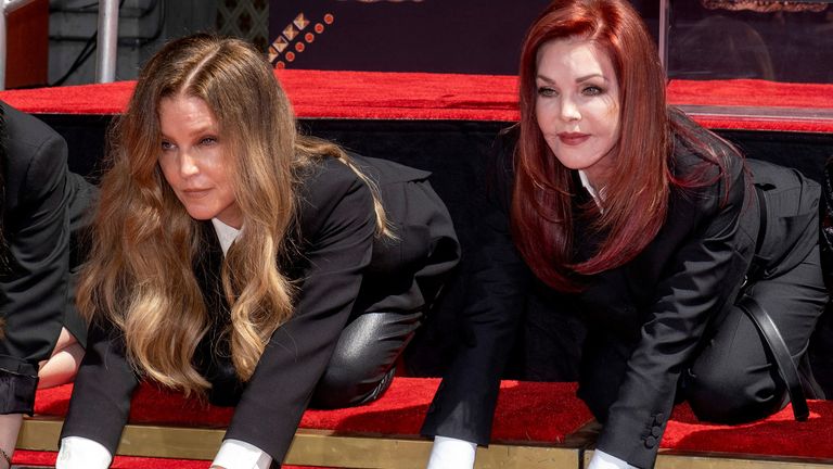 文件照片：Lisa Marie Presley 和她的母亲 Priscilla Presley 于 2022 年 6 月 21 日在美国加利福尼亚州洛杉矶的 TCL 中国剧院将他们的手印放在水泥上。路透社/Ringo Chiu/文件照片