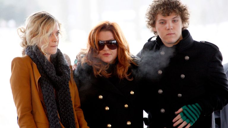 Lisa Marie Presley (C), avec ses enfants Riley et Benjamin Keough (R), assiste à la célébration du 75e anniversaire d'Elvis Presley à Memphis, Tennessee, le 8 janvier 2010. Presley, décédé en août 1977 à l'âge de 42 ans, est l'un des meilleurs gagner des célébrités mortes, rapportant 55 millions de dollars en 2009 selon Forbes.com et commercialisé par Elvis Presley Enterprises que le magnat du divertissement Robert Sillerman a revitalisé en 2005. REUTERS/Nikki Boertman (ÉTATS-UNIS - Tags: NÉCROLOGIE ANNIVERSAIRE DU DIVERTISSEMENT) POUR