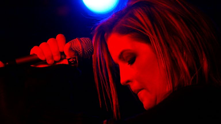 La chanteuse AMÉRICAINE Lisa Marie Presley se produit lors d'une répétition au M Bar de Londres, le 12 mai 2003. Presley, fille de la légende musicale Elvis et ex-épouse de Michael Jackson, est au Royaume-Uni pour lancer son premier album solo intitulé « à Whom It May Concern', dont la sortie est prévue le 12 juillet. REUTERS/Peter Macdiarmid