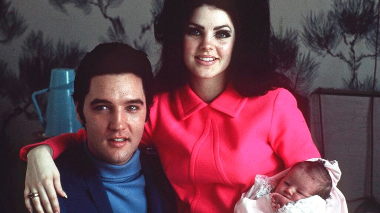 DOSSIER - Elvis Presley pose avec sa femme Priscilla et sa fille Lisa Marie, dans une chambre de l'hôpital baptiste de Memphis, Tennessee, le 5 février 1968. Lisa Marie Presley, chanteuse, Elvis... fille unique et gardienne dévouée de l'héritage de son père, est décédé le jeudi 12 janvier 2023 après avoir été hospitalisé pour une urgence médicale.  (AP Photo/Fichier)