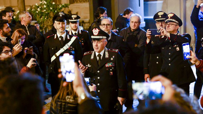 El comandante de la policía de Carabinieri habla después del arresto de Matteo Messina Denaro.  Foto: Alberto Lo Bianco/LaPresse/AP