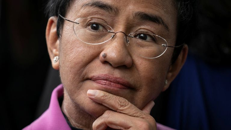 Rappler CEO'su ve Nobel Ödüllü Maria Ressa, 18 Ocak 2023'te Filipinler'in Quezon City'deki Vergi Temyiz Mahkemesi'nin önünde bir Manila mahkemesinin vergi kaçakçılığı davasından beraat etmesinin ardından basınla karşı karşıya. 
