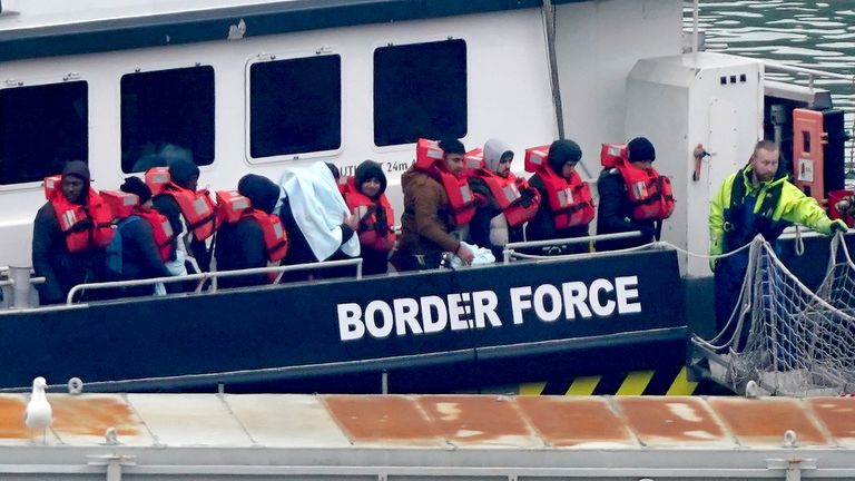 Göçmen oldukları düşünülen bir grup insan, Manş Denizi'nde küçük bir tekne olayının ardından bir Sınır Gücü gemisiyle Dover, Kent'e getirilir.  Resim tarihi: 25 Ocak 2023 Çarşamba.