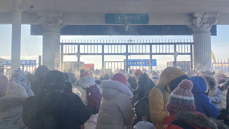 Crowds leaving Mohe station