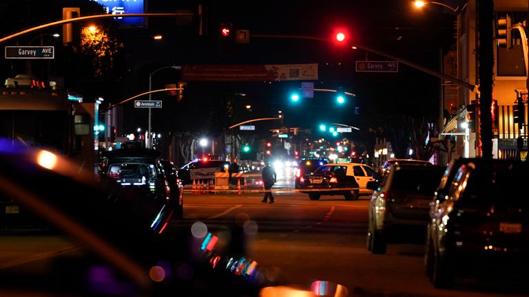 Polis, 22 Ocak 2023 Pazar günü Kaliforniya, Monterey Park'ta silahlı çatışmanın gerçekleştiği bir sahneyi soruşturuyor. Cumartesi geç saatlerde Los Angeles.  (AP Fotoğrafı/Jae C. Hong)
