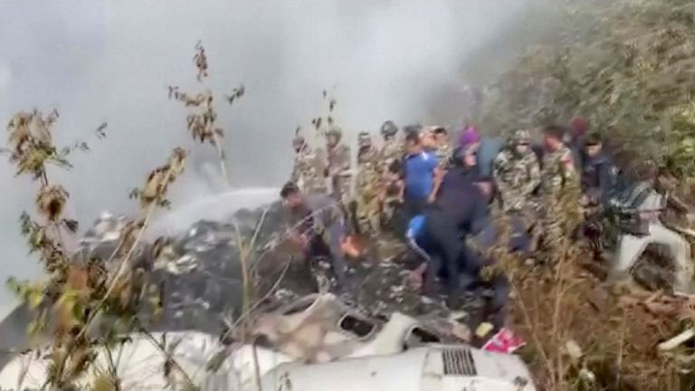 Socorristas trabalham no local do acidente