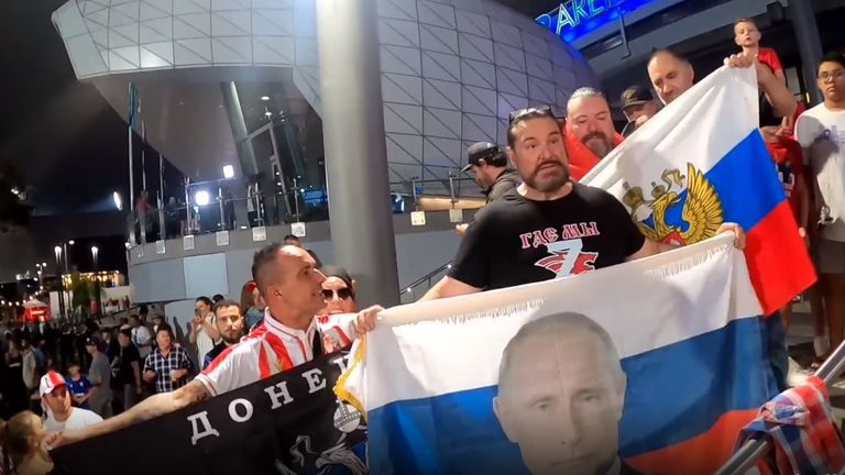 Avustralya Açık'ta bir hayran Vladimir Putin'in bayrağını sallıyor Pic:Aussie Cossack