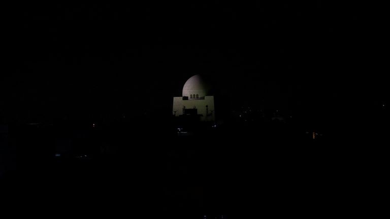 Ülke çapında elektrik kesintisi sırasında Karaçi'deki Muhammed Ali Cinnah'ın türbesi
