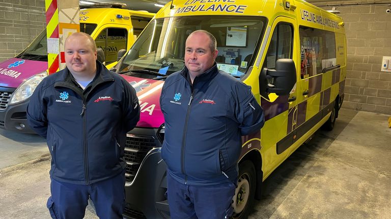 Sağlık görevlileri Darragh Geoghegan (solda) ve Tommy Maguire (sağda), Co Kildare'deki Lifeline Ambulance Service HQ'da.