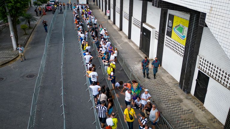 Thousands of fans lined up to pay their last respects to Pele.