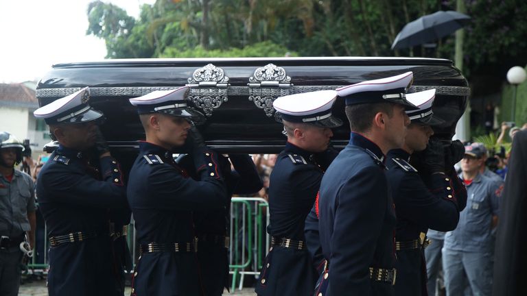 Pele&#39;s casket carried into the cemetery 