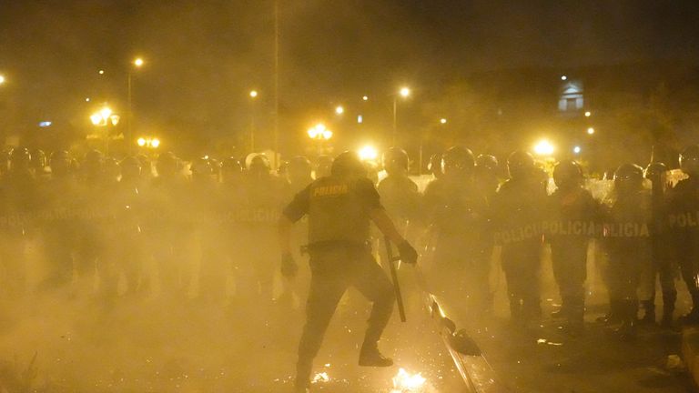Die Bereitschaftspolizei löschte das Feuer, das die Demonstranten während der „Übernahme von Lima“ angezündet hatten.  Demonstration gegen die peruanische Präsidentin Dina Boluarte nach der Vertreibung und Verhaftung des ehemaligen Präsidenten Pedro Castillo in Lima, Peru, 20. Januar 2023. REUTERS/Angela Ponce