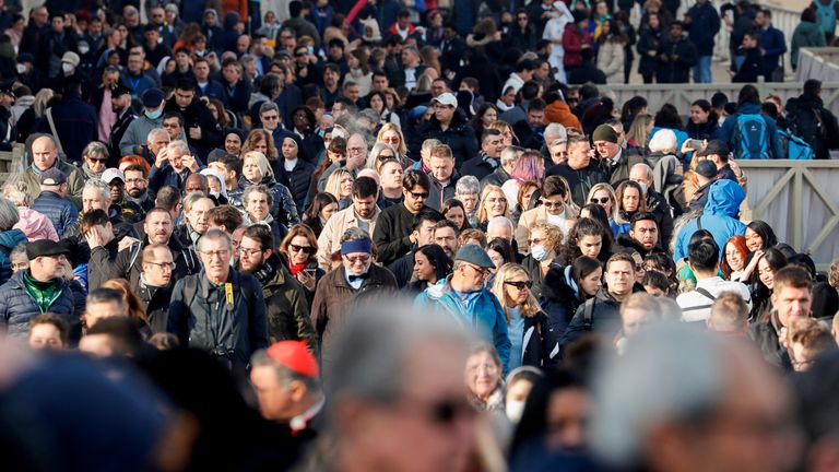 People queue in St. Peter&#39;s Square as the body of former Pope Benedict lies in state at St. Peter&#39;s Basilica, at the Vatican, January 4, 2023. REUTERS/Remo Casilli
