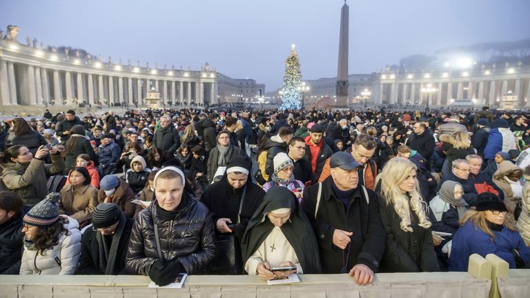 05 January 2023, Vatican, Vatikanstadt: Faithful wait early in the morning for the start of the public funeral Mass for the late Pope Emeritus Benedict XVI in St. Peter&#39;s Square. Photo by: Michael Kappeler/picture-alliance/dpa/AP Image