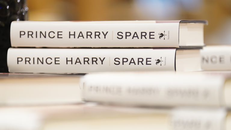 Copias de la autobiografía recién publicada del duque de Sussex, titulada Spare, se exhiben en Waterstones Piccadilly, Londres, donde se ofrece a la venta al público por primera vez.  Fecha de la foto: martes, 10 de enero de 2023.