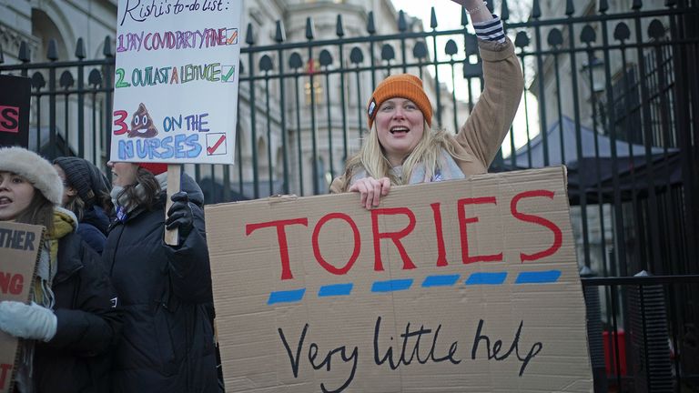 Protestatarii în afara Downing Street, Londra, în timpul grevei asistentelor medicale, împotriva nivelurilor minime de serviciu în timpul grevelor proiect de lege.  Data fotografiei: miercuri, 18 ianuarie 2023.