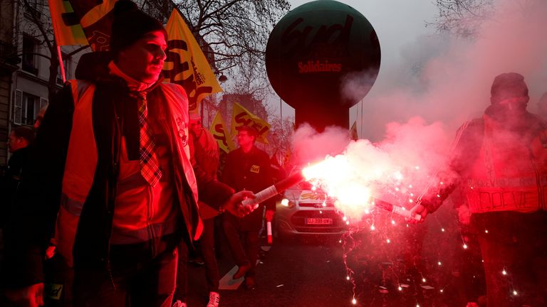 Protesters hold flares during a demonstration against French government&#39;s pension reform plan in Paris as part of a day of national strike and protests in France, January 19, 2023. REUTERS/Benoit Tessier

