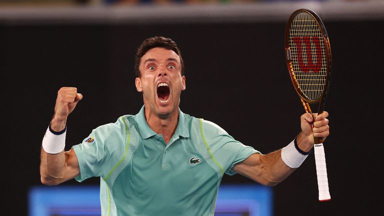 Tenis - Abierto de Australia - Melbourne Park, Melbourne, Australia - 21 de enero de 2023 el español Roberto Bautista-Acute celebra ganar su tercera ronda contra el británico Andy Murray REUTERS/Carl Recine.