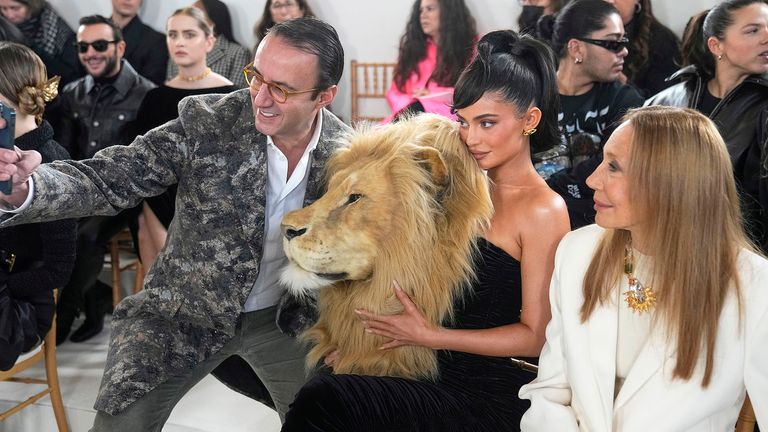 Kylie Jenner pose pour une photo alors qu'elle assiste à la collection Schiaparelli Haute Couture Printemps-Été 2023 présentée à Paris Pic:AP