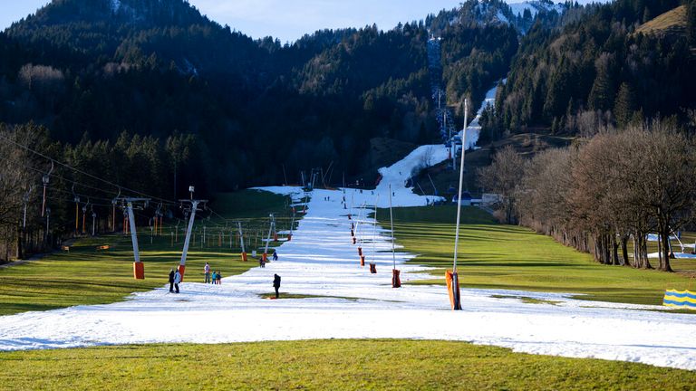 Almanya'nın Bavyera eyaletindeki Brauneck kayak bölgesi karla mücadele eden yerlerden biri.  Resim: AP