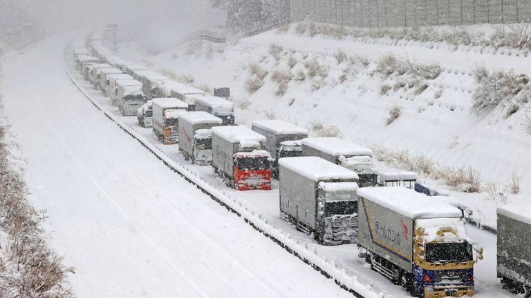 Large numbers of vehicles are stuck on the Shin-Meishin Expressway for more than 10 hours near the Komono Interchange on the border between Mie and Shiga prefectures due to heavy snowfall
Pic:The Yomiuri Shimbun/AP