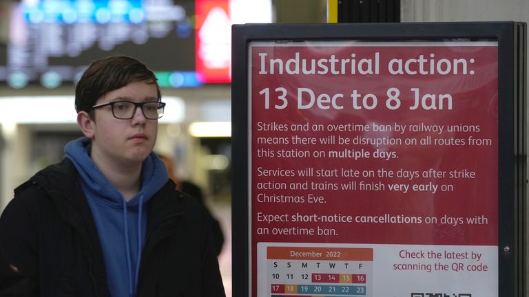 An einem Bahnhof in London wird ein Zeichen für Arbeitskampfmaßnahmen angezeigt