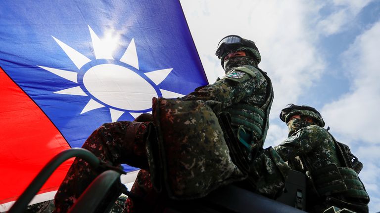 Tentara memegang bendera Taiwan terlihat selama latihan militer.  foto: AP