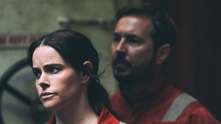 Martin Compston y Emily Hampshire en The Rig.  Foto: Amazon Prime