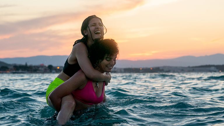 The Swimmers. (L to R) Nathalie Issa as Yusra Mardini, Manal Issa as Sara Mardini in The Swimmers. Cr. Laura Radford/Netflix © 2022
