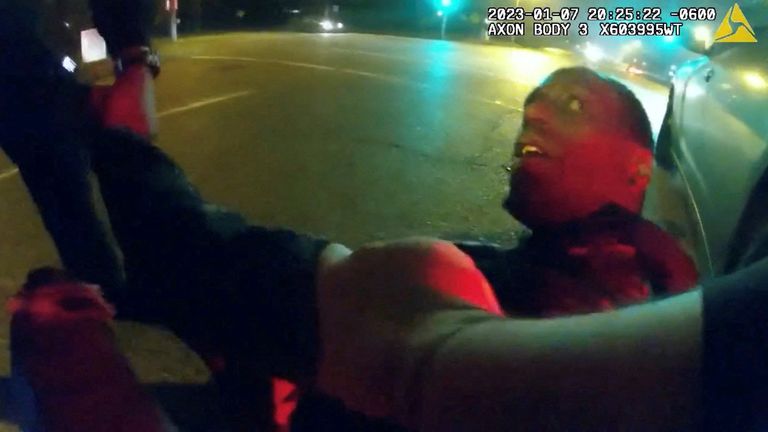 Lastik Nichols'  Polisin acımasızca dövülmesi videoda gösteriliyor