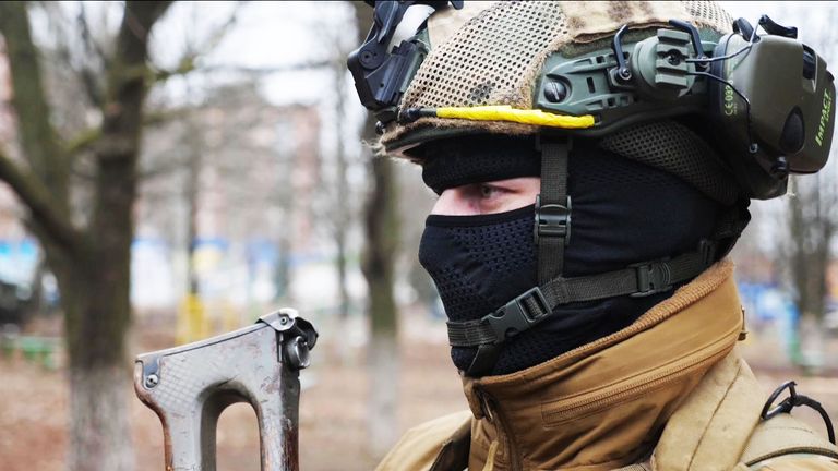 Ukraiński żołnierz przygotowujący się do spodziewanego rosyjskiego ataku w Bachmucie