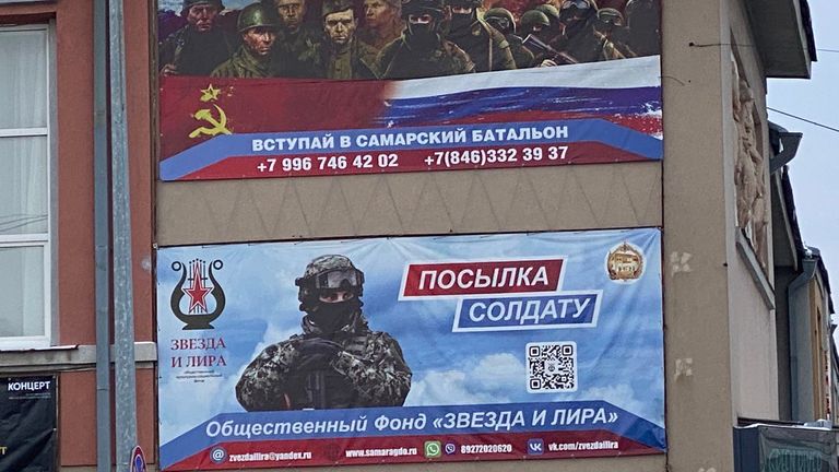 Carteles de reclutamiento para el ejército ruso en Samara