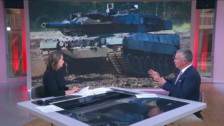 退役空军副元帅肖恩·贝尔对乌克兰的英国坦克进行分析