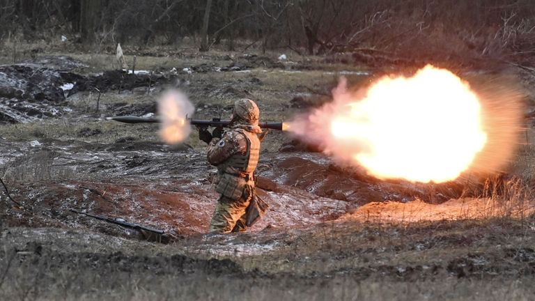 A Ukrainian service member fires a RPG-7 anti-tank grenade launcher during offensive and assault drills, amid Russia&#39;s attack on Ukraine, in Zaporizhzhia Region, Ukraine January 23, 2023. REUTERS/Stringer