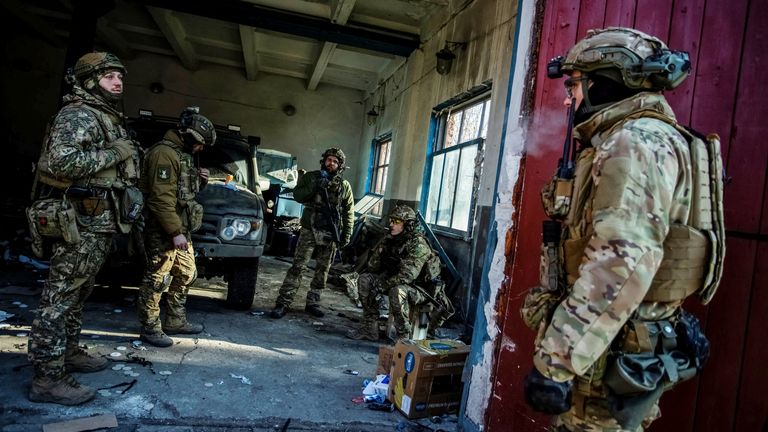 Militari ucraineni sunt văzuți, în mijlocul atacului Rusiei asupra Ucrainei, în Bakhmut, regiunea Donețk, Ucraina, 27 ianuarie 2023. REUTERS/Yan Dobronosov 