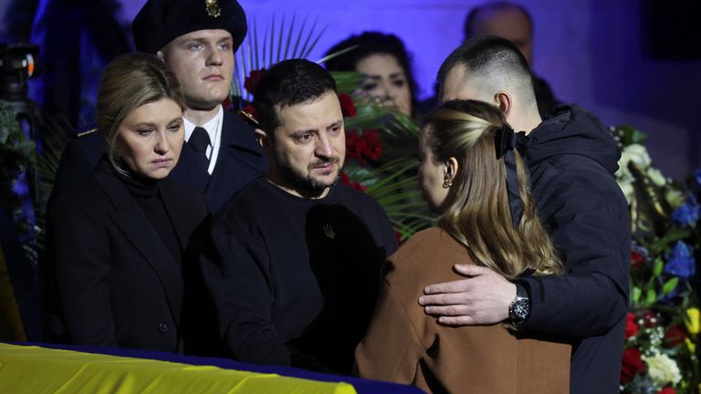 Le président ukrainien Volodymyr Zelenskiy et la première dame Olena Zelenska présentent leurs condoléances alors qu'ils assistent à une cérémonie commémorative pour le ministre ukrainien de l'Intérieur Denys Monastyrskyi, son adjoint et des fonctionnaires décédés dans l'accident d'hélicoptère près de Kyiv, à Kyiv, Ukraine, le 21 janvier 2023. REUTERS/Nacho Doce 