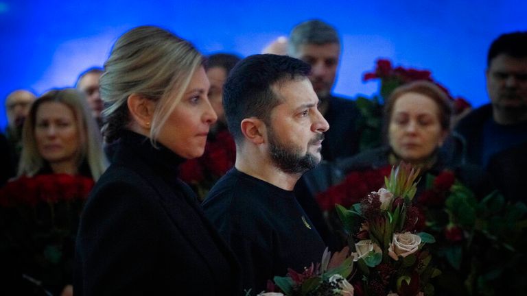 Ukrayna Devlet Başkanı Volodymyr Zelenskyy ve eşi Olena, 21 Ocak 2023 Cumartesi günü Ukrayna'nın Kiev kentinde düzenlenen bir veda töreninde meydana gelen ölümcül helikopter kazasında hayatını kaybedenlere saygılarını sunuyor. İçişleri Bakanı Denys Monastyrsky, yardımcısı Yevhen Yenin, Devlet Bakanı Yurii Lubkovych, Ulusal polis yetkilisi ve üç mürettebat Çarşamba günü Kiev'in Brovary banliyölerinde bir helikopter kazasında öldü.  (AP Fotoğrafı/Efrem Lukatsky).  Resim: AP