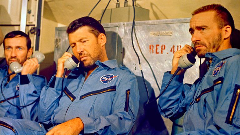 De izquierda a derecha: Donn Eisele, Walter Schirra y Walter Cunningham hablan con el presidente Lyndon Johnson después de que la nave espacial Apolo 7 se estrellara en el Océano Atlántico.