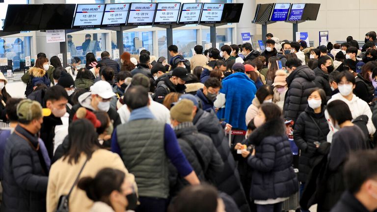 الركاب ينتظرون تذاكر طيرانهم في مطار جيجو الدولي.  الموافقة المسبقة عن علم: Park Ji-ho / Yonhap عبر AP