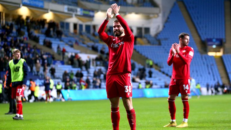 Elliot Lee de Wrexham applaudit les fans à la fin du match de troisième tour de l'Emirates FA Cup contre Coventry City