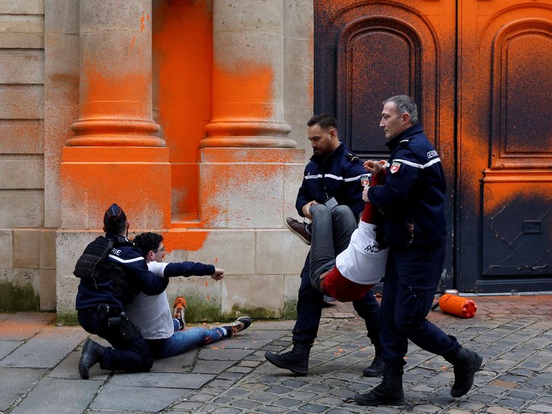 Barricades and stinking bin bags: Welcome to France, your majesty! –  POLITICO