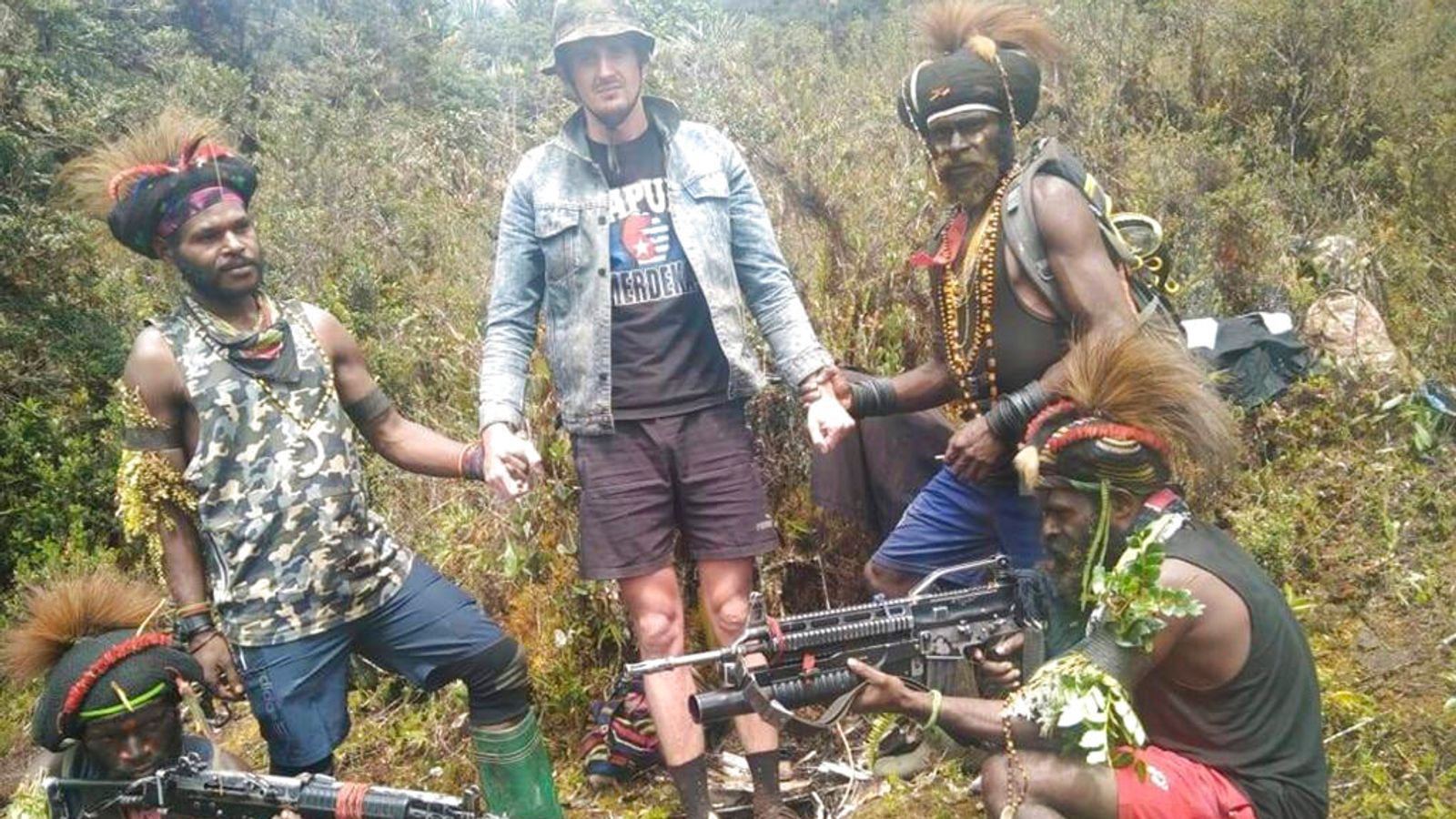 New Zealand pilot Phillip Mehrtens held hostage by Papuan rebel fighters freed after 19 months