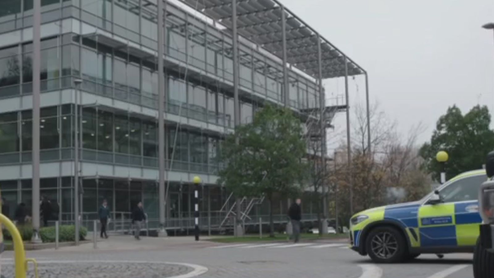 Изображение Chiswick Business Park Обвиняемият бил спокоен когато въоръжени полицаи