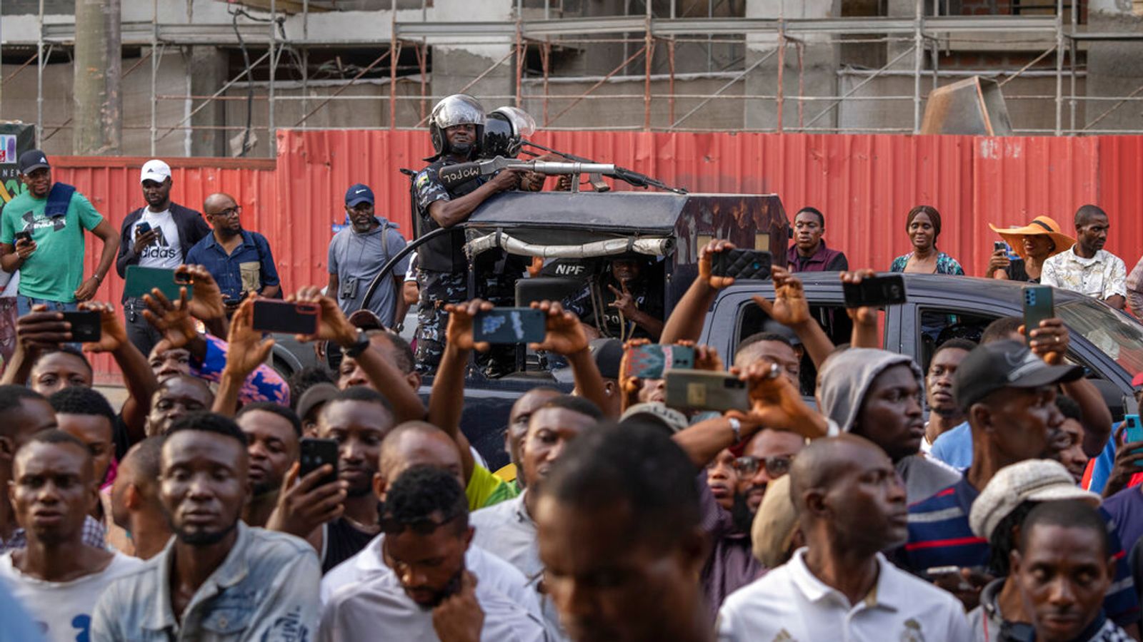 Wahlen in Nigeria: Massen singen „Lasst uns wählen“ nach unerklärlichen Verzögerungen in den Wahllokalen, als sie sich anstellen, um einen neuen Präsidenten zu wählen |  Weltnachrichten