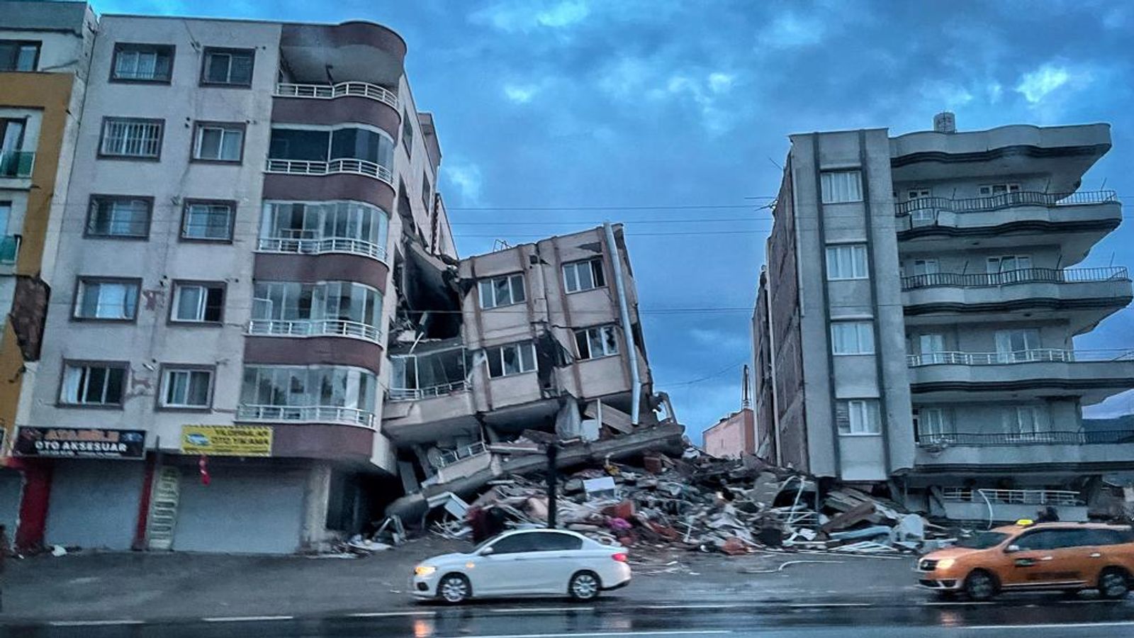 Первое землетрясение. Разрушение от землетрясения. Разрушения в Турции после землетрясения. Землетрясение фото.