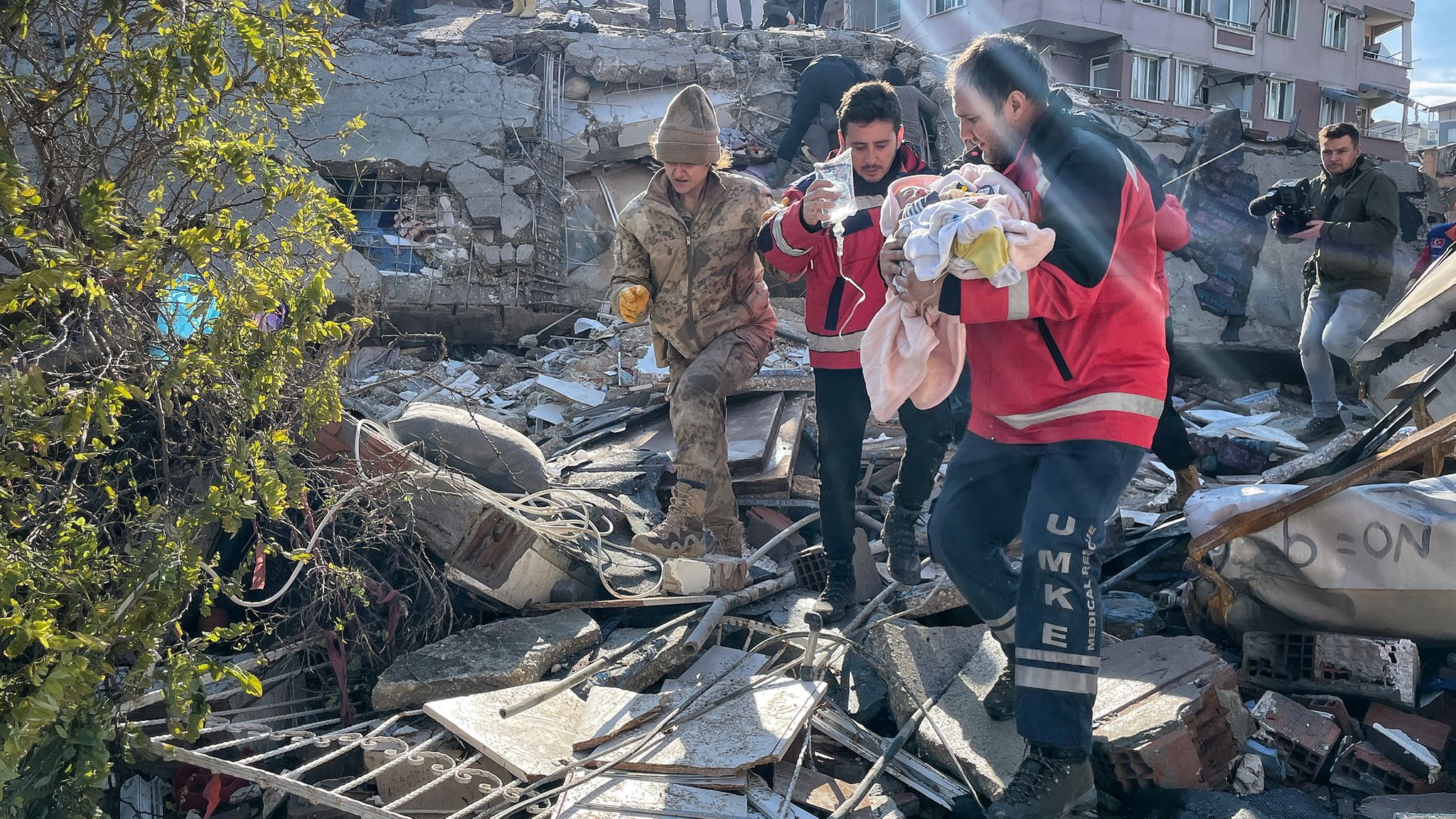 Turkey-Syria earthquake: Anger and frustration as search for trapped relatives continues - 'we're being left to die' | World News | Sky News